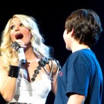 Chase reçoit son premier baiser de le part Carrie Underwood