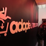 Des hommes en vitrine chez AdopteUnMec pour inaugurer l&rsquo;ouverture de leur magasin.
