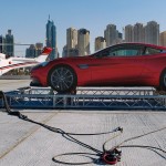 Une Aston Martin Vanquish au sommet de Burj Al Arab