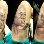 Pendant les cours, Jody Steel réalise de magnifiques dessins sur sa cuisse