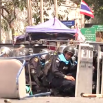 Une homme jette une grenade sur des policiers à Bangkok