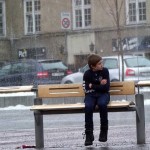 Des passants aident un enfant frigorifié