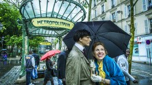 Elle vit avec une famille en plastique depuis 14 ans