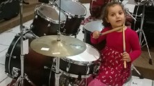 Les grands classiques du rock repris par une fillette de 4 ans