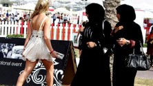 Le Qatar incite tous les étrangers à s&rsquo;habiller « convenablement »
