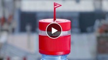 Une bouteille avec un bouchon-minuteur pour boire toutes les heures
