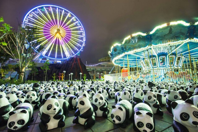 Papier-mache-Pandas-in-Hong-Kong2-640x426