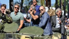 L’équipe de « The Expendables 3 » arrive sur des tanks à Cannes