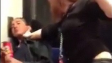 Une femme possédée attaque un homme dans le métro