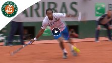 Plongeon spectaculaire de Gaël Monfils à Roland Garros