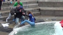 Ils poussent un photographe dans une fontaine