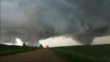Deux tornades fusent et détruisent un village au Nebraska