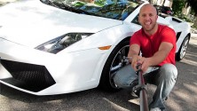 Un homme prend un SDF dans sa Lamborghini