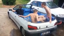 Une Peugeot 306 transformée en piscine