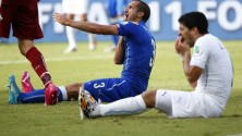 Suarez surpris entrain de mordre Giorgio Chiellini