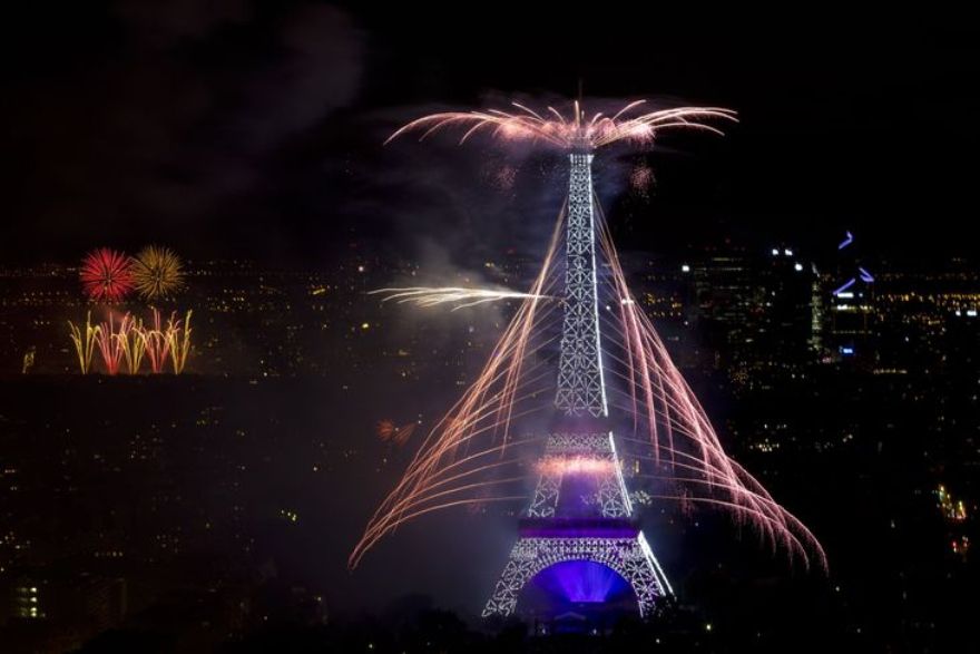 14 Juillet Le spectaculaire feu d'artifice à la tour Eiffel Welovebuzz