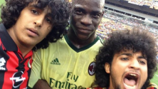 Ils interrompent un match de foot pour faire un selfie avec Balotelli