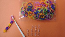 Rainbow Loom : une robe en élastiques vendue plus de 215.000 €