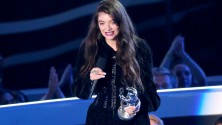 Lorde gagne un VMA pour la meilleure vidéo « Rock » et ça ne laisse pas les fans indifférents