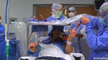 Il joue du violon sur son lit d&rsquo;hôpital pendant une intervention chirurgicale