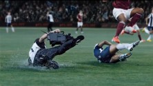 Une publicité où les caméramen imitent les joueurs sur le terrain