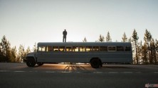 Un étudiant transforme un bus en maison et voyage sur 10 000 Km
