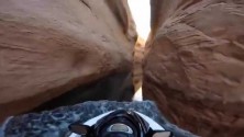 Il fait du Jet Ski dans un Canyon