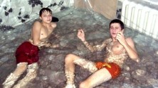 Un Russe transforme son salon en piscine