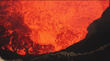 Il descend avec sa GoPro dans un volcan en éruption