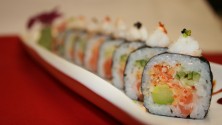 Le corps d&rsquo;un homme envahi de vers après avoir mangé des sushis