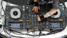 Dj Natalia fait semblant de jouer sur ses platines