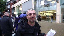 Il attend 44 heures devant l&rsquo;Apple Store pour reconquérir le coeur de sa femme