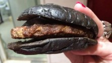 Le Burger noir de Burger King est dégoûtant en réalité