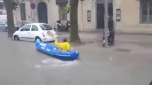 Un homme fait du kayak dans les rues de Montpellier