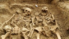 Un couple d&rsquo;amoureux enterrés ensemble pendant 800 ans