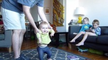 Time-lapse d&rsquo;un bébé qui apprend à marcher