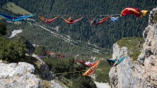 Hamacs suspendus dans les Alpes italiennes