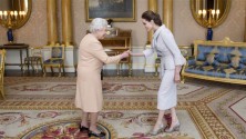 La Reine d’Angleterre honore Angelina Jolie