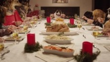 13 chiens et un chat font un repas de fête pour Noël