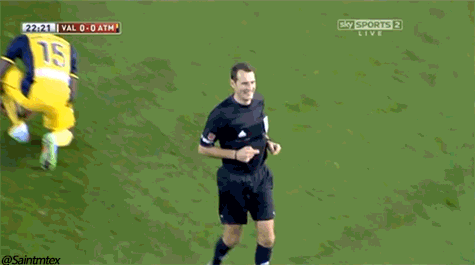 referee-falls-over-2