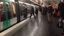 Des supporteurs de chelsea empêchent un homme noir de monter dans le métro