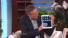 Ce que fait ce magicien avec son iPad est juste impressionnant
