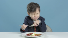 Des enfants dégustent des petits déjeuners venus d’autres pays