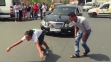Une marocaine de 15 ans tire une Mercedes avec ses cheveux