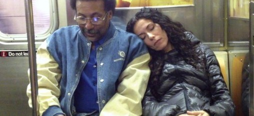 dormir épaule métro