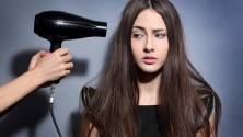 6 manières de protéger vos cheveux quand vous nagez