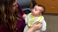 Quand un bébé sourd entend la voix de sa maman pour la première fois
