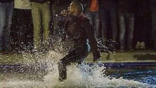 Kanye West saute dans un lac. Ses fans le suivent