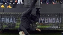 La jolie chute du président de fédération de football australienne