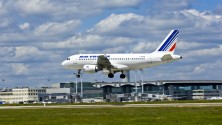 Il lance une fausse alerte à la bombe pour retarder l&rsquo;avion de son amie